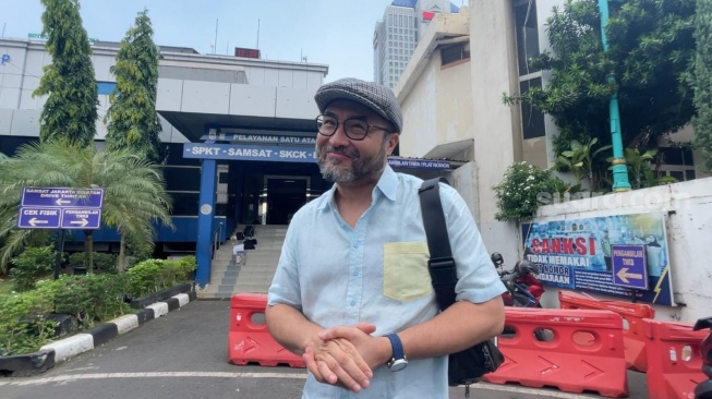 Surya Saputra laporkan akun yang mencatut nama dan fotonya ke Polda Metro Jaya pada Sabtu, 6 Juni 2026 [Suara.com/Rena Pangesti]