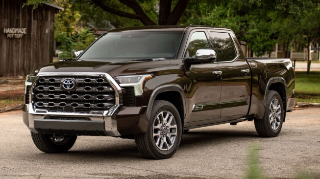 Toyota Tundra. (Drive Place)