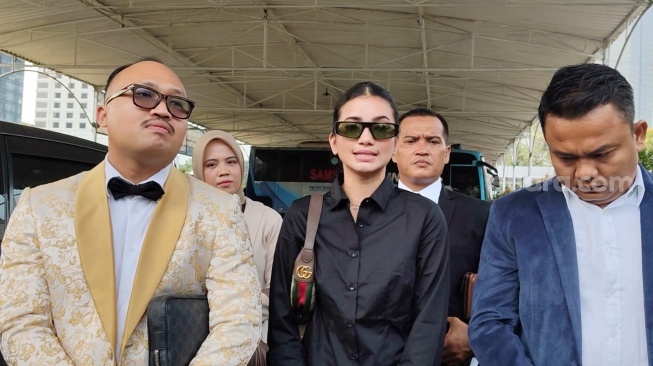 Ratu Sofya ditemani pengacaranya saat melaporkan produser film Reza Aditya ke Polda Metro Jaya pada Sabtu, 6 Juni 2026 [Suara.com/Rena Pangesti]
