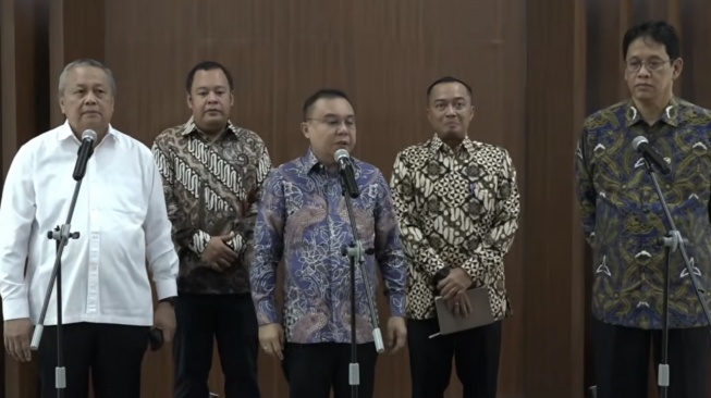 Wakil Ketua DPR RI Sufmi Dasco Ahmad menggelar pertemuan tertutup dengan Menteri Keuangan Purbaya Yudhi Sadewa, Gubernur BI Perry Warjiyo, dan Menteri Sekretaris Negara Prasetyo Hadi di DPR, Sabtu (6/6/2026). [Tangkap Layar]