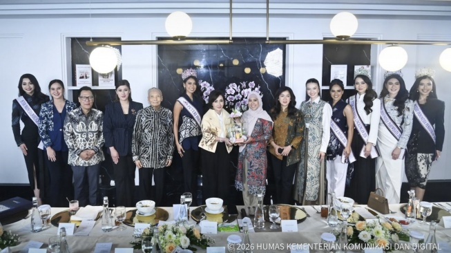 Menteri Komunikasi dan Digital (Menkomdigi) Meutya Hafid (tengah) dan Enam Finalis Puteri Indonesia 2026. [Humas Kemenkomdigi]