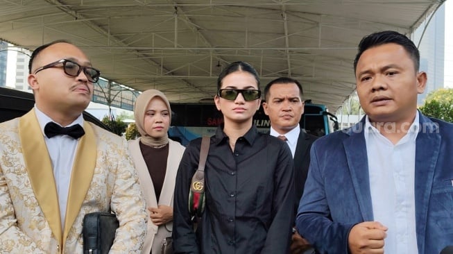 Ratu Sofya ditemani pengacaranya saat melaporkan produser film Reza Aditya ke Polda Metro Jaya pada Sabtu, 6 Juni 2026 [Suara.com/Rena Pangesti]