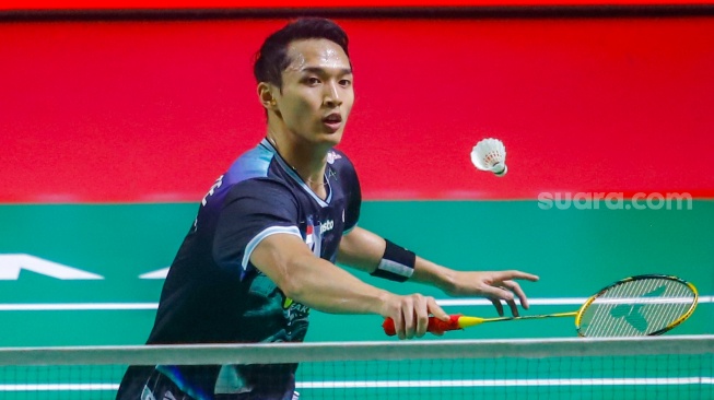 Pebulu tangkis tunggal putra Indonesia Jonatan Christie saat bertanding melawan Pebulu Tangkis tunggal putra Kanada Victor Lai pada pertandingan final Polytron Indonesia Open 2026 di Istora Senayan, Jakarta, Minggu (7/6/2026). [Suara.com/Alfian Winanto]