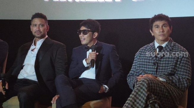 Tora Sudiro, Desta dan Vino G. Bastian pemain film Warkop DKI Viralin DOoOong..!! saat konferensi pers di Senayan, Jakarta Pusat pada Sabtu, 6 Juni 2026. [Suara.com/Rena Pangesti]