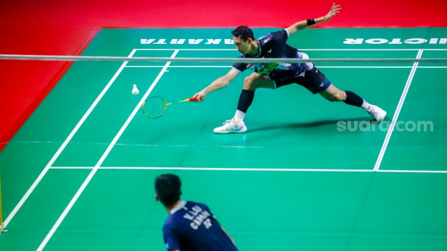 Pebulu tangkis tunggal putra Indonesia Jonatan Christie saat bertanding melawan Pebulu Tangkis tunggal putra Kanada Victor Lai pada pertandingan final Polytron Indonesia Open 2026 di Istora Senayan, Jakarta, Minggu (7/6/2026). [Suara.com/Alfian Winanto]