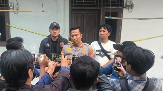 Kapolsek Cikupa AKP Syamsul Bahri (tengah) didampingi Kanit Reskrim Ipda Syaiful Rusdiansyah (kiri) memberikan keterangan hasil penanganan pembunuhan terhadap pedagang cilok yang jasadnya ditemukan di kontrakan di Desa Pasir Gadung, Cikupa, Kabupaten Tangerang. (ANTARA/Azmi Samsul M)
