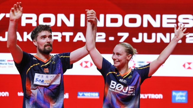 Pebulu tangkis ganda campuran Denmark Mathias Christiansen (kiri) dan Alexandra Boje (kanan) berpose dengan pialanya usai mengalahkan ganda campuran China Cheng Xing dan Zhang Chi pada final Polytron Indonesia Open 2026 di Istora Senayan, Jakarta, Minggu (7/6/2026). Mathias Christiansen dan Alexandra Boje menjuarai Indonesia Open 2026 usai menang dua gim 21-19 dan 23-21. ANTARA FOTO/Asprilla Dwi Adha/bar