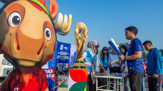 Warga mendapatkan informasi saat kegiatan Bola Gembira Piala Dunia 2026 di SPORT Jabar Arcamanik, Bandung, Jawa Barat, Minggu (7/6/2026).  [ANTARA FOTO/Novrian Arbi/nz]