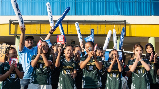 Warga bertepuk tangan memeriahkan kegiatan Bola Gembira Piala Dunia 2026 di SPORT Jabar Arcamanik, Bandung, Jawa Barat, Minggu (7/6/2026).  [ANTARA FOTO/Novrian Arbi/nz]