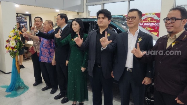 Jajaran petinggi Lepas hadir saat peresmian diler di Yogyakarta, sabtu (6/6/2026) [Suara.com/Gagah Radhitya]
