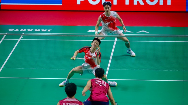 Pebulu tangkis ganda putra Indonesia Raymond Indra/Nikolaus Joaquin saat bertanding melawan Pebulu Tangkis ganda putra Malaysia Goh Sze Fei/Nur Izzuddin pada pertandingan final Polytron Indonesia Open 2026 di Istora Senayan, Jakarta, Minggu (7/6/2026). [Suara.com/Alfian Winanto]