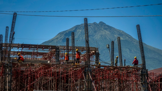 Pekerja menggarap proyek pembangunan Sekolah Rakyat Provinsi Jawa Tengah 1 dengan latar belakang Gunung Sumbing di Desa Candiyasan, Kertek, Wonosobo, Jawa Tengah, Minggu (7/6/2026). [ANTARA FOTO/Aprillio Akbar/nz]