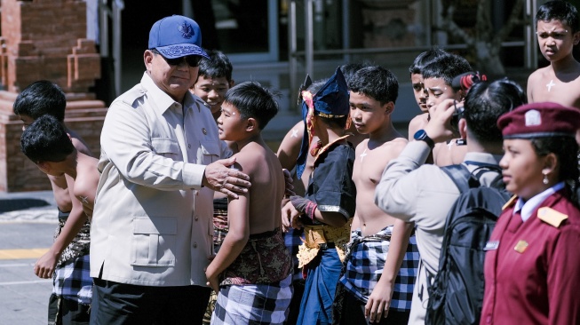 Presiden Prabowo Subianto mengunjungi Sekolah Rakyat Menengah Pertama (SRMP) 17 Tabanan, Minggu (7/6/2026), antara lain menyaksikan Tari Kecak. (Dok: Kemensos)