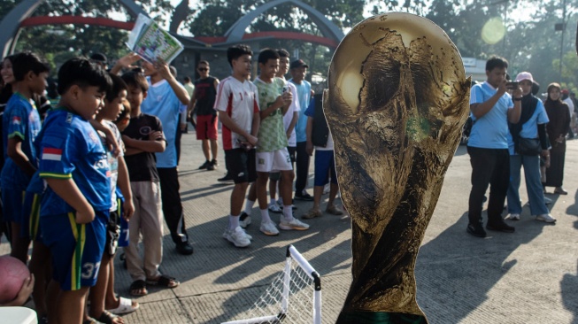 Warga menyaksikan kegiatan Bola Gembira Piala Dunia 2026 di SPORT Jabar Arcamanik, Bandung, Jawa Barat, Minggu (7/6/2026).  [ANTARA FOTO/Novrian Arbi/nz]