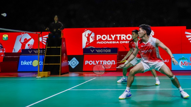 Pebulu tangkis ganda putra Indonesia Raymond Indra/Nikolaus Joaquin saat bertanding melawan Pebulu Tangkis ganda putra Malaysia Goh Sze Fei/Nur Izzuddin pada pertandingan final Polytron Indonesia Open 2026 di Istora Senayan, Jakarta, Minggu (7/6/2026). [Suara.com/Alfian Winanto]