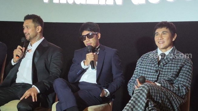 Tora Sudiro, Desta dan Vino G. Bastian pemain film Warkop DKI Viralin DOoOong..!! saat konferensi pers di Senayan, Jakarta Pusat pada Sabtu, 6 Juni 2026. [Suara.com/Rena Pangesti]