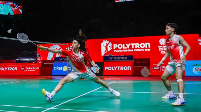 Pebulu tangkis ganda putra Indonesia Raymond Indra/Nikolaus Joaquin saat bertanding melawan Pebulu Tangkis ganda putra Malaysia Goh Sze Fei/Nur Izzuddin pada pertandingan final Polytron Indonesia Open 2026 di Istora Senayan, Jakarta, Minggu (7/6/2026). [Suara.com/Alfian Winanto]