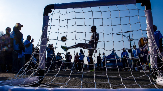 Warga melakukan juggling saat mengikuti kegiatan Bola Gembira Piala Dunia 2026 di SPORT Jabar Arcamanik, Bandung, Jawa Barat, Minggu (7/6/2026).  [ANTARA FOTO/Novrian Arbi/nz]