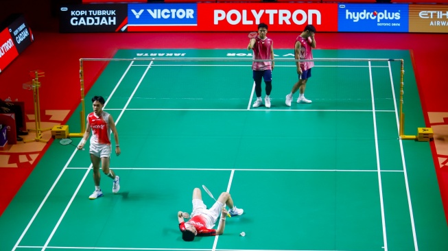 Pebulu tangkis ganda putra Indonesia Raymond Indra/Nikolaus Joaquin saat bertanding melawan Pebulu Tangkis ganda putra Malaysia Goh Sze Fei/Nur Izzuddin pada pertandingan final Polytron Indonesia Open 2026 di Istora Senayan, Jakarta, Minggu (7/6/2026). [Suara.com/Alfian Winanto]
