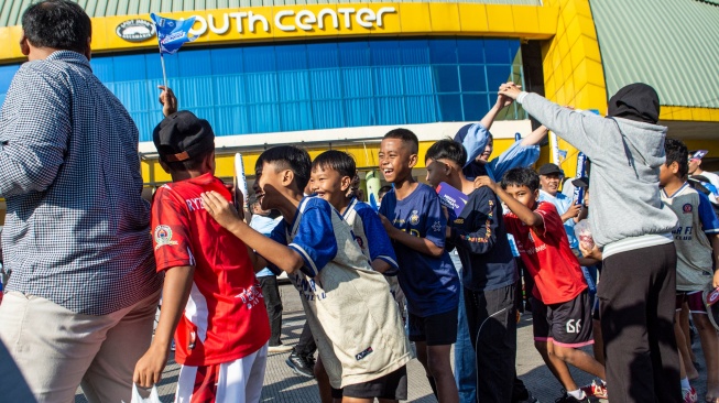 Warga bermain bersama saat memeriahkan kegiatan Bola Gembira Piala Dunia 2026 di SPORT Jabar Arcamanik, Bandung, Jawa Barat, Minggu (7/6/2026).  [ANTARA FOTO/Novrian Arbi/nz]