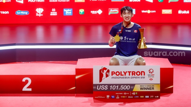 Pebulu tangkis tunggal putra Kanada Victor Lai berpose dengan pialanya usai mengalahkan tunggal putra Indonesia Jonatan Christie pada final Polytron Indonesia Open 2026 di Istora Senayan, Jakarta, Minggu (7/6/2026). [Suara.com/Alfian Winanto]
