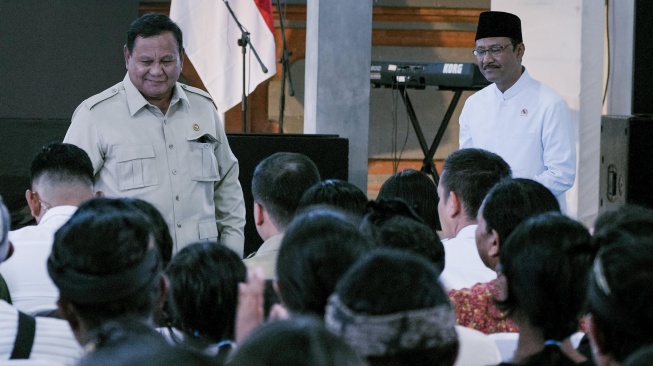 Presiden Prabowo didampingi Menteri Sosial Saifullah Yusuf di hadapan para orang tua murid dan siswa SRMP 17 Tabanan, Bali. (Dok: Kemensos)