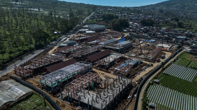 Foto udara proyek pembangunan Sekolah Rakyat Provinsi Jawa Tengah 1 di Desa Candiyasan, Kertek, Wonosobo, Jawa Tengah, Minggu (7/6/2026). [ANTARA FOTO/Aprillio Akbar/nz]