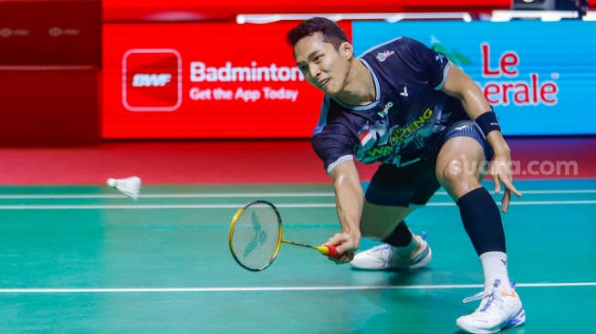 Pebulu tangkis tunggal putra Indonesia Jonatan Christie saat bertanding melawan Pebulu Tangkis tunggal putra Kanada Victor Lai pada pertandingan final Polytron Indonesia Open 2026 di Istora Senayan, Jakarta, Minggu (7/6/2026). [Suara.com/Alfian Winanto]