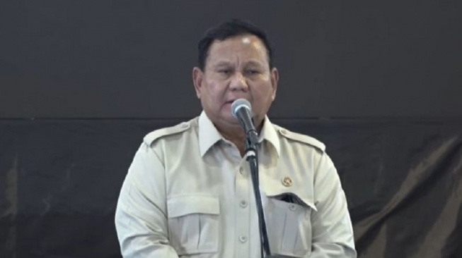 Presiden Prabowo Subianto memberikan motivasi kepada siswa Sekolah Rakyat Menengah Pertama (SRMP) 17 Tabanan, Bali. [Antara]