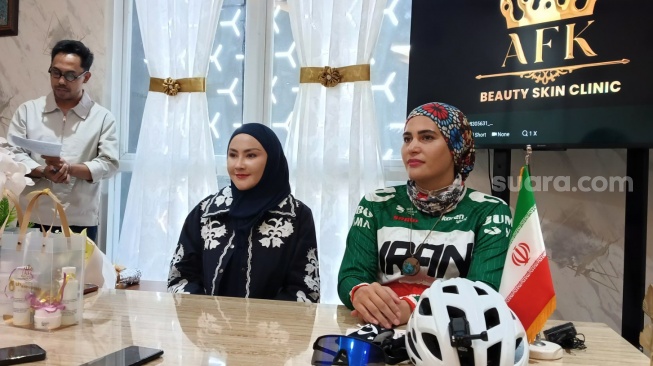Pesepeda perempuan asal Iran, Arezoo Eskandari, menginjakkan kaki di Indonesia setelah gowes ribuan kilometer. (Suara.com/Tsabita Aulia)