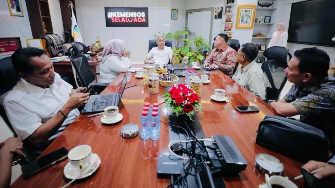 Wakil Menteri Sosial Agus Jabo Priyono menerima audiensi Bupati Aceh Utara H. Ismail A. Jalil di Kantor Kementerian Sosial, Jakarta Pusat, Senin (8/6/2026). (Dok: Kemensos)
