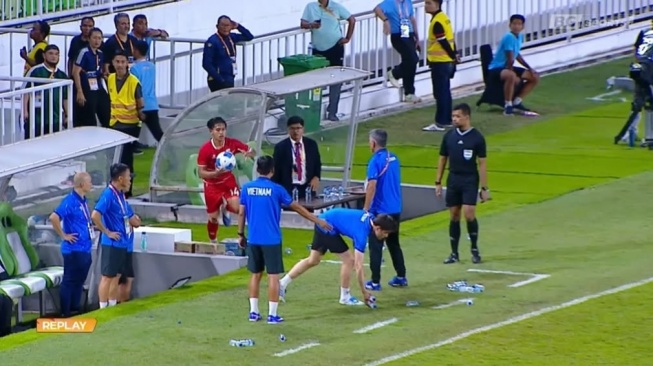 Media Vietnam sebut Timnas Indonesia U-19 diuntungkan wasit. (The Thao247)