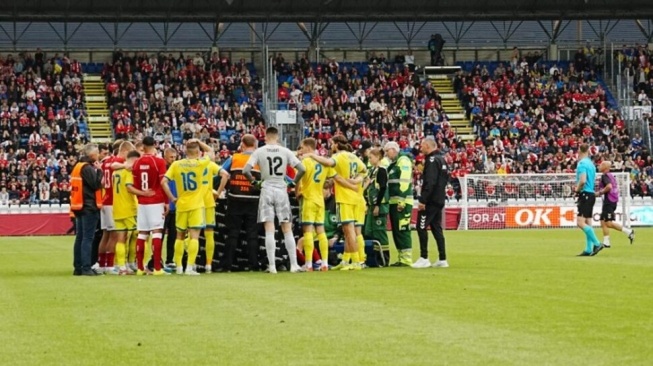 Momen dramatis mewarnai laga uji coba Denmark melawan Ukraina di Stadion Odense, Minggu (7/6/2026) waktu setempat. [Istimewa]