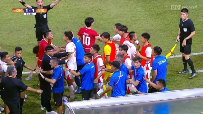 Media Vietnam sebut Timnas Indonesia U-19 diuntungkan wasit. (The Thao247)
