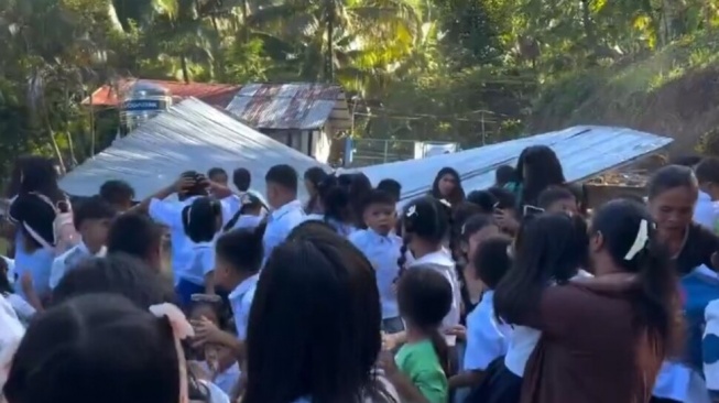 Salah satu detik-detik dramatis saat gempa Filipina menghantam terjadi di Mahayahay Elementary School, Davao Occidental [Istimewa]