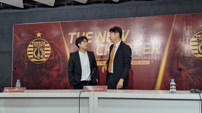 Shin Tae-yong diperkenalkan sebagai pelatih baru Persija Jakarta dalam jumpa pers di Jakarta International Stadium, Senin (8/6/2026). [Suara.com/Adie Prasetyo Nugraha]