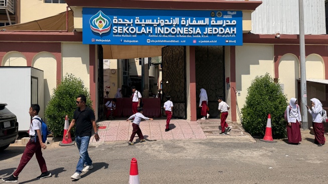 Sejumlah siswa menunggu jemputan di depan gerbang Sekolah Indonesia Jeddah (SIJ), Jeddah, Arab Saudi, Minggu (7/6/2026). [ANTARA FOTO/Citro Atmoko/sgd/bar]
