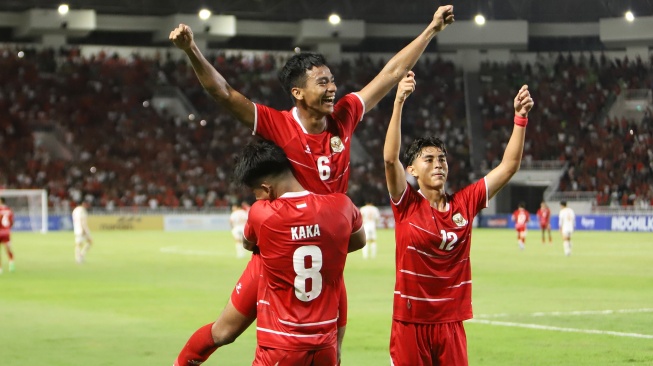 Pesepak bola Timnas Indonesia U-19 Evandra Florasta (atas) bersama Arkhan Kaka Putra Purwanto (kiri bawah) dan Welberlieskott De Halim Jardim (kanan) berselebrasi usai mencetak gol ke gawang Vietnam U-19 pada pertandingan Piala AFF U-19 2026 di Stadion Utama Sumatera Utara, Kabupaten Deli Serdang, Minggu (7/6/2026). [ANTARA FOTO/Yudi Manar/Lmo/bar]