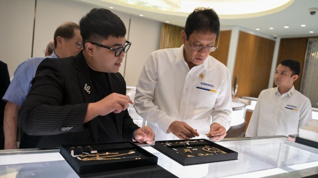 Menteri Keuangan Purbaya Yudhi Sadewa membuka lagi toko perhiasan mewah Tiffany & Co setelah sebelumnya disegel Bea Cukai Kemenkeu, Senin (8/6/2026). [Dok. Kemenkeu]