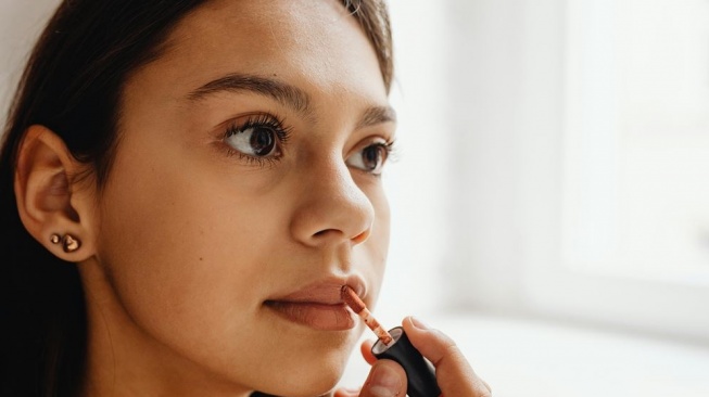 Lipstik Nude Apa yang Gak Bikin Wajah Pucat? Ini Tips Memilih Produk yang Tepat