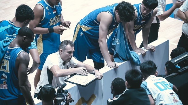 Satria Muda bangkit dan kalahkan Bogor Hornbills 89-81 di Game 2 semifinal IBL 2026. Seri kini imbang 1-1 berkat aksi gemilang Glover dan Bezhanishvili. [Dok. IG Satria Muda]