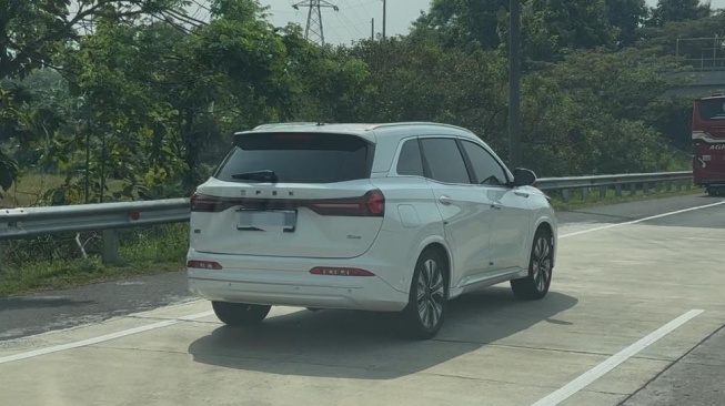 Calon mobil baru DFSK tertangkap mulai lakukan uji jalan di Indonesia. (Foto: Tangkapan Layar)