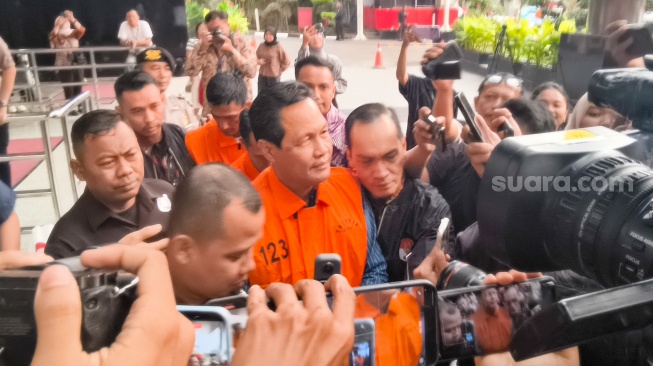 Bupati Muara Enim Edison (tengah) berjalan usai menjalani pemeriksaan di gedung KPK Merah Putih, Jakarta, Rabu (9/6/2026). [Suara.com/Alfian Winanto] 