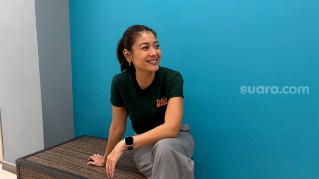 Sigi Wimala, salah satu pemain film Tanah Runtuh saat berkunjung ke kantor Suara.com di kawasan Palmerah, Jakarta Barat pada Senin, 8 Mei 2026 [Suara.com/Tiara Rosana].
