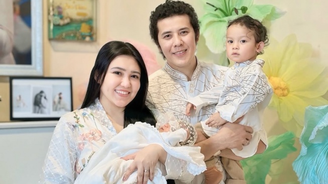 Via Vallen bersama Chevra Yolandi dan kedua anaknya. [Instagram]