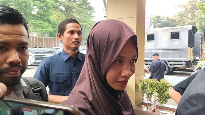 Nur Rohmah mantan asisten rumah tangga Erin Taulany ditemui di Polres Metro Jakarta Selatan pada Selasa, 9 Juni 2026. [Suara.com/Rena Pangesti]