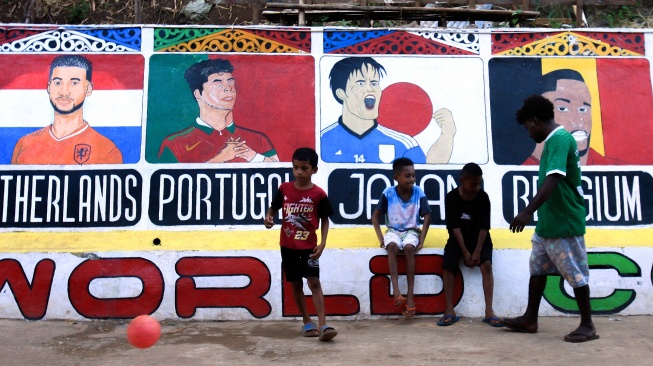 Sejumlah anak bermain bola berlatar belakang mural Piala Dunia 2026 di Dok IX, Kelurahan Tanjung Ria, Jayapura Utara Kota Jayapura, Papua, Senin (8/6/2026). [ANTARA FOTO/Gusti Tanati/sgd/wsj]