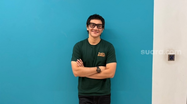 Vino G Bastian, salah satu pemain film Tanah Runtuh saat berkunjung ke kantor Suara.com di kawasan Palmerah, Jakarta Barat pada Senin, 8 Mei 2026 [Suara.com/Tiara Rosana].