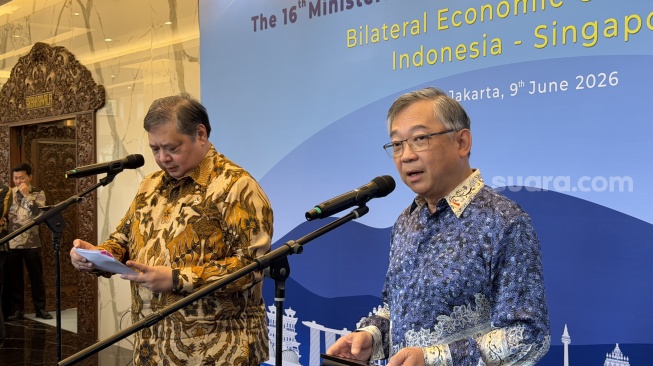 Menteri Koordinator Bidang Perekonomian Airlangga Hartarto dan Wakil Perdana Menteri Singapura sekaligus Menteri Perdagangan dan Industri Gan Kim Yong di Kantor Kemenko Perekonomian, Jakarta, Selasa (9/6/2026). [Suara.com/Dicky Prastya]