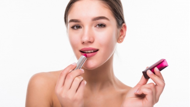 5 Lipstick dengan Kandungan Hyaluronic Acid untuk Bibir Anti Kering